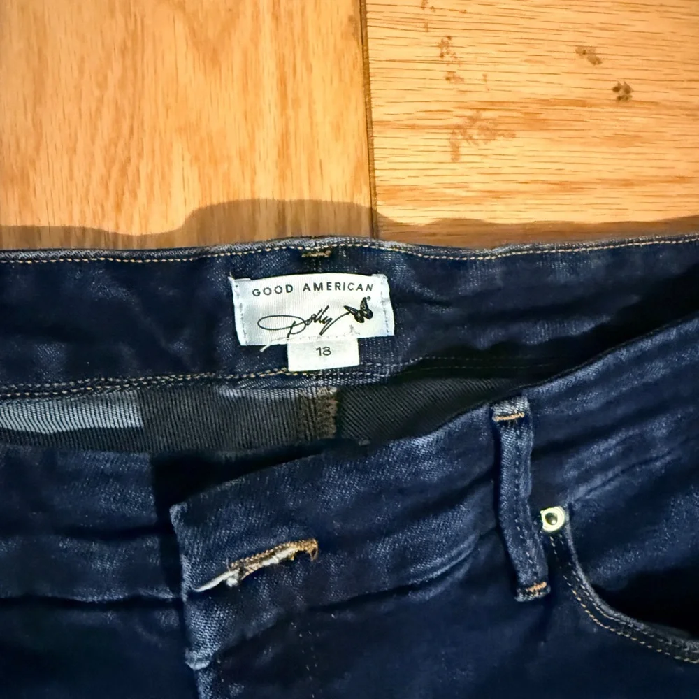 Good American DOLLY JOLEANS FLARE JEANS | INDIGO1020 - Picture 2 of 4